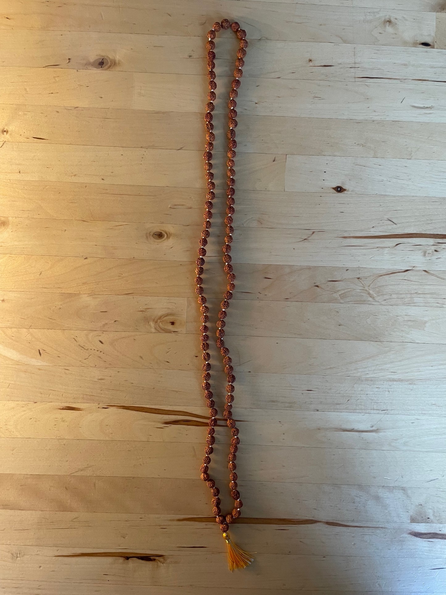 Mala : Meditationskette aus Rudrakshaperlen