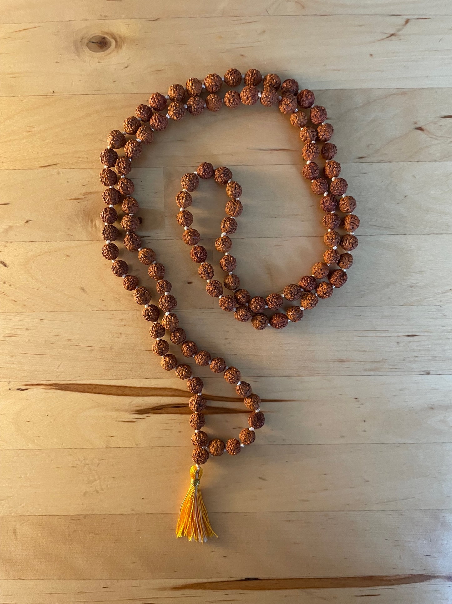 Mala : Meditationskette aus Rudrakshaperlen
