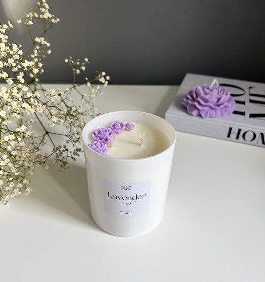 Lavender Duftkerze mit Blumen